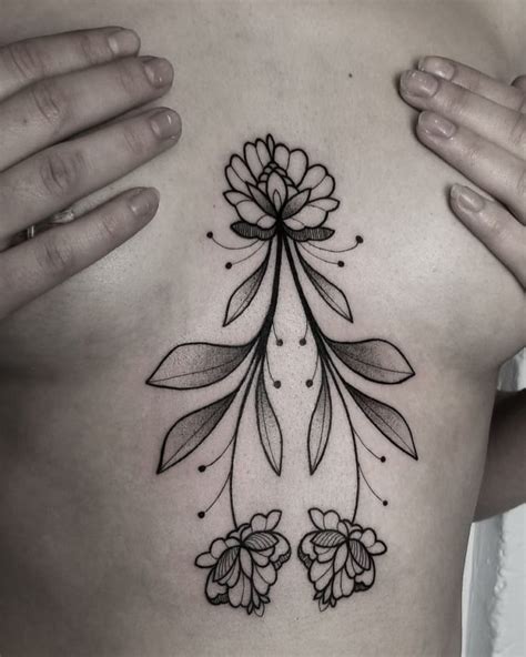 tatouage femme sous poitrine cote|Tatouage femme poitrine